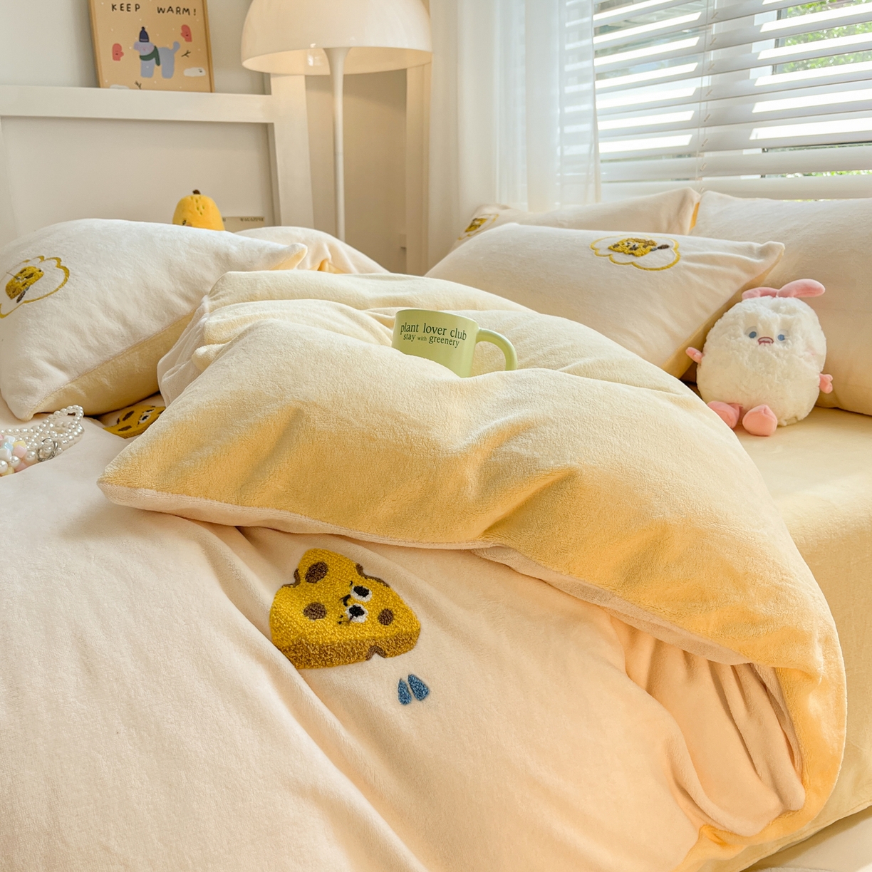 91家纺网 家纺一手货源 找家纺 丽涵家纺 2025秋冬新品210克牛奶绒毛巾绣四件套卡通绣花学生床笠三件套 小奶酪