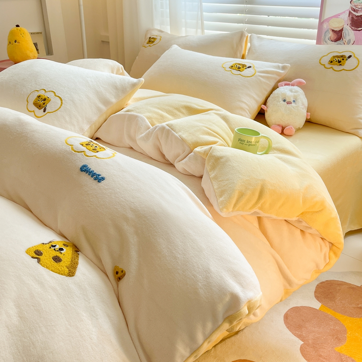 91家纺网 家纺一手货源 找家纺 丽涵家纺 2025秋冬新品210克牛奶绒毛巾绣四件套卡通绣花学生床笠三件套 小奶酪