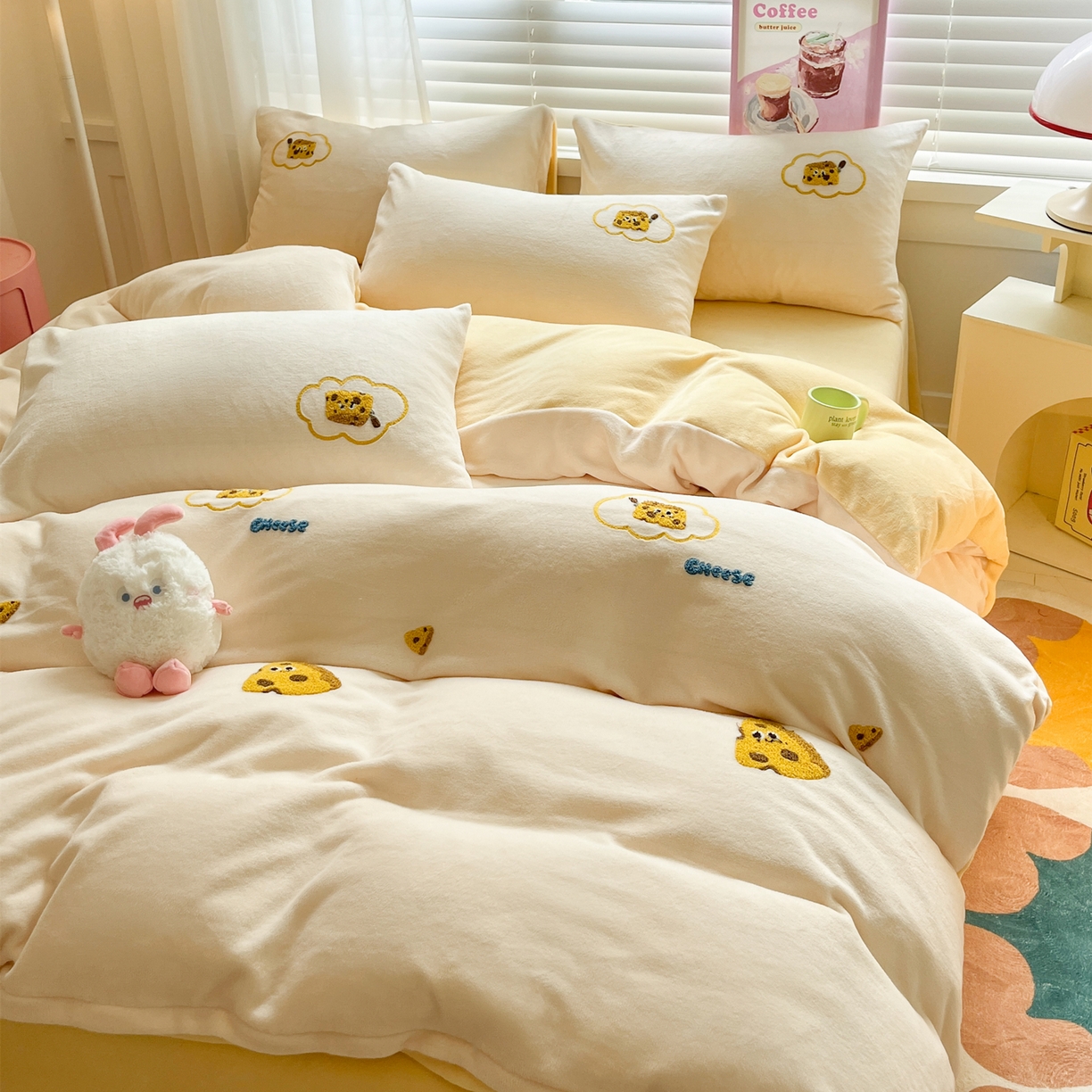 91家纺网 家纺一手货源 找家纺 丽涵家纺 2025秋冬新品210克牛奶绒毛巾绣四件套卡通绣花学生床笠三件套 小奶酪