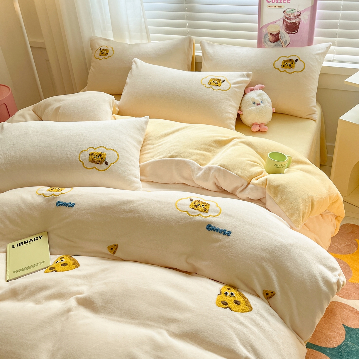 91家纺网 家纺一手货源 找家纺 丽涵家纺 2025秋冬新品210克牛奶绒毛巾绣四件套卡通绣花学生床笠三件套 小奶酪
