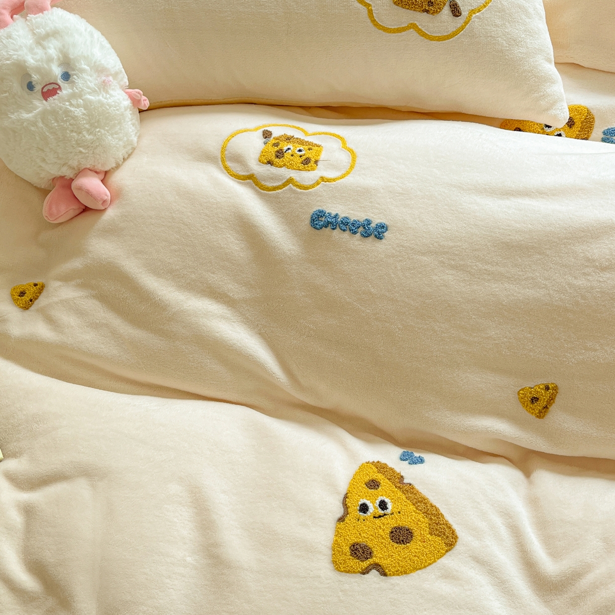 91家纺网 家纺一手货源 找家纺 丽涵家纺 2025秋冬新品210克牛奶绒毛巾绣四件套卡通绣花学生床笠三件套 小奶酪