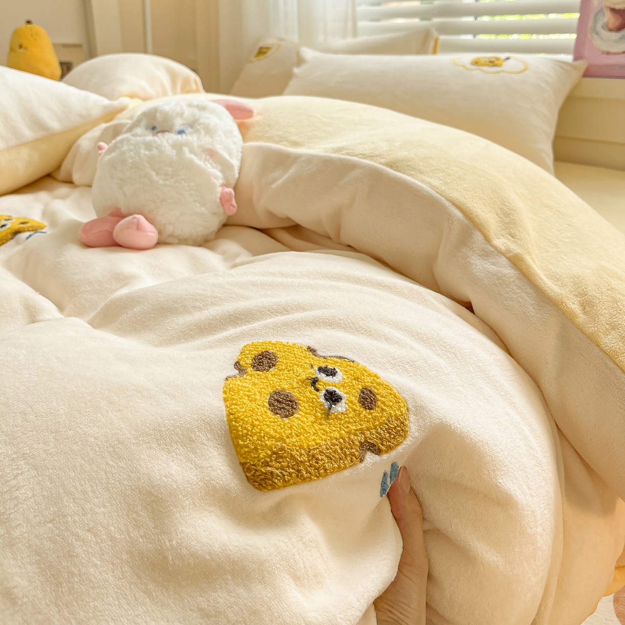 91家纺网 家纺一手货源 找家纺 丽涵家纺 2025秋冬新品210克牛奶绒毛巾绣四件套卡通绣花学生床笠三件套 小奶酪