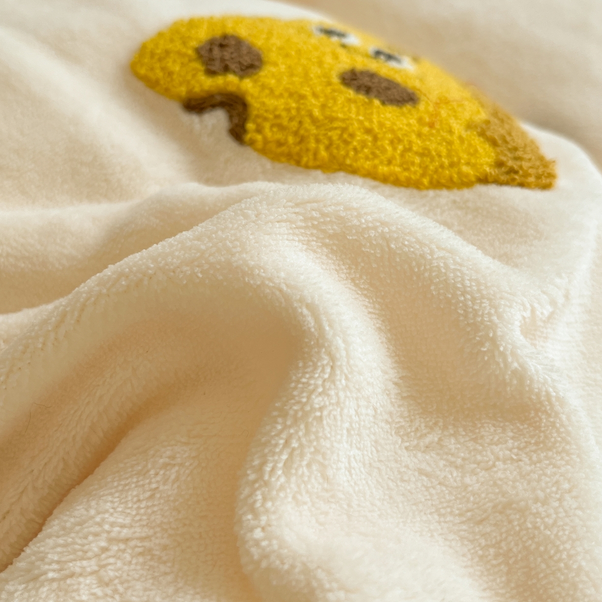 91家纺网 家纺一手货源 找家纺 丽涵家纺 2025秋冬新品210克牛奶绒毛巾绣四件套卡通绣花学生床笠三件套 小奶酪