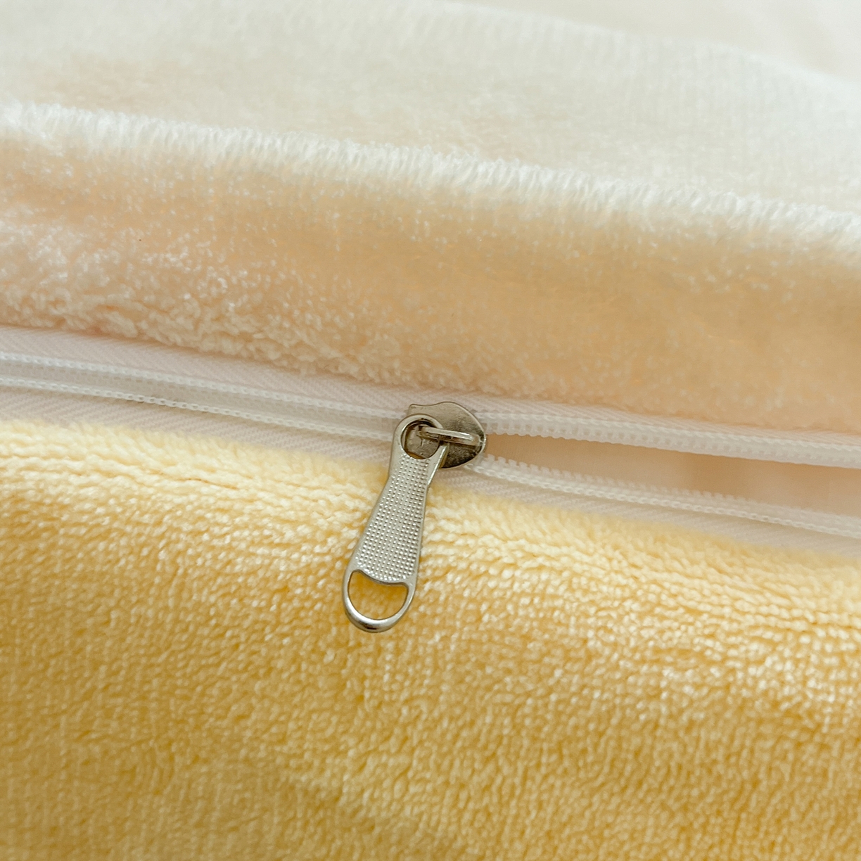 91家纺网 家纺一手货源 找家纺 丽涵家纺 2025秋冬新品210克牛奶绒毛巾绣四件套卡通绣花学生床笠三件套 小奶酪