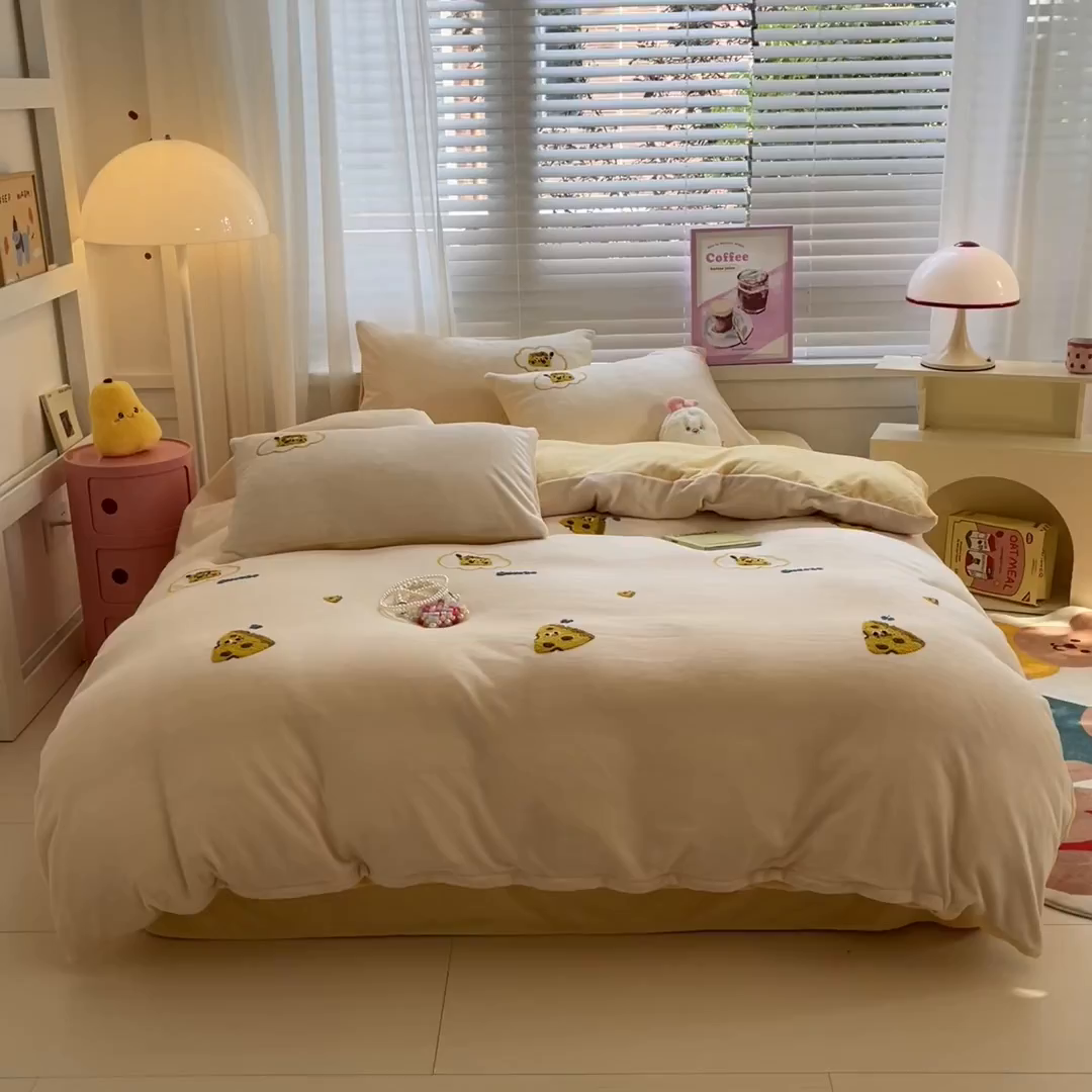 91家纺网 家纺一手货源 找家纺 丽涵家纺 2025秋冬新品210克牛奶绒毛巾绣四件套卡通绣花学生床笠三件套 小奶酪