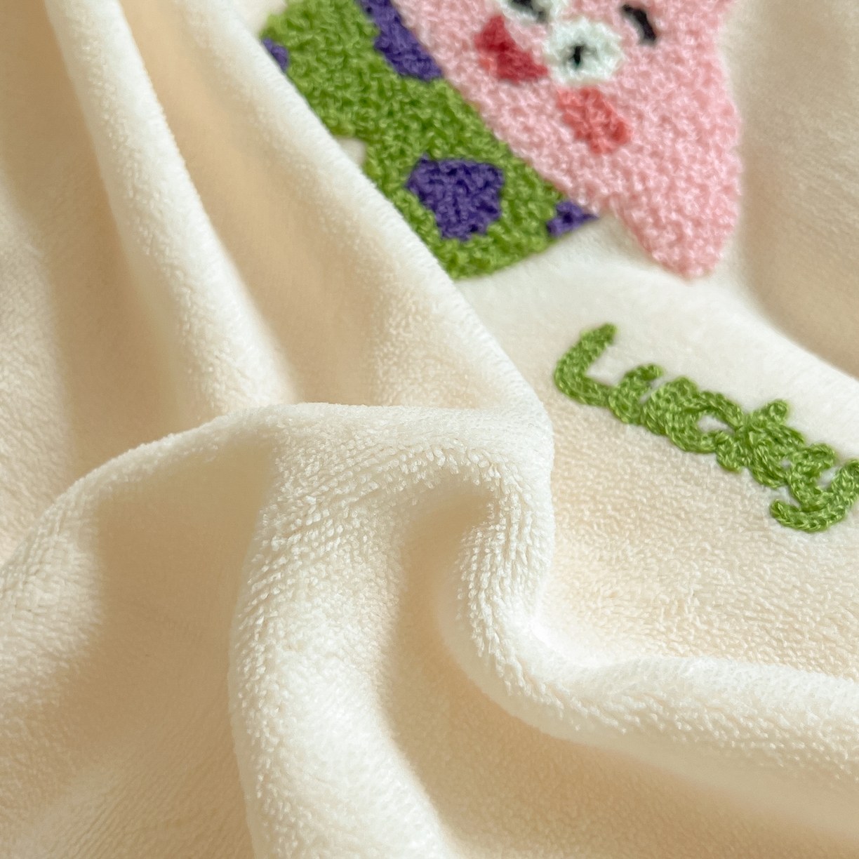 91家纺网 家纺一手货源 找家纺 丽涵家纺 2025秋冬新品210克牛奶绒毛巾绣四件套卡通绣花学生床笠三件套 小胖星-奶白