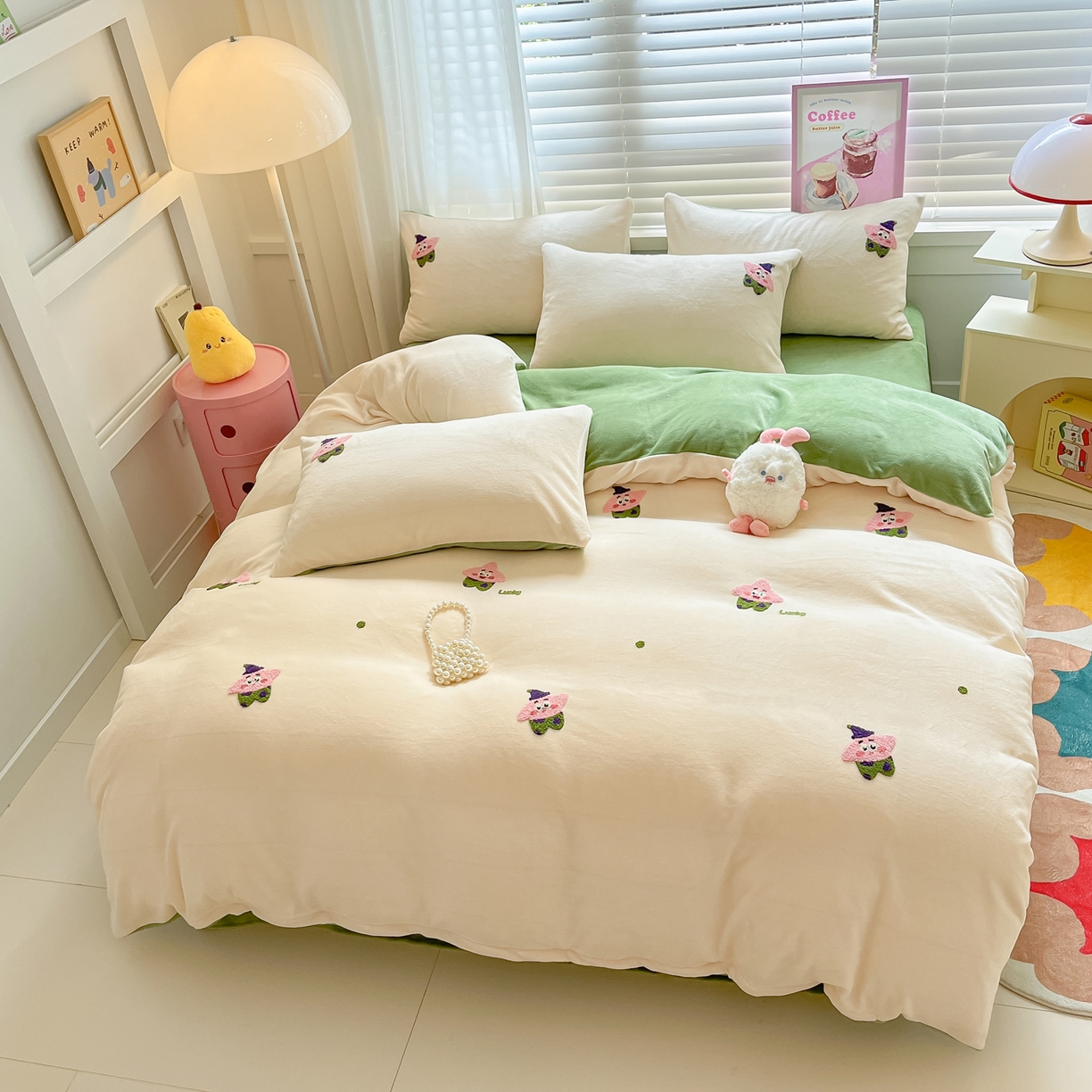 91家纺网 家纺一手货源 找家纺 丽涵家纺 2025秋冬新品210克牛奶绒毛巾绣四件套卡通绣花学生床笠三件套 小胖星-奶白