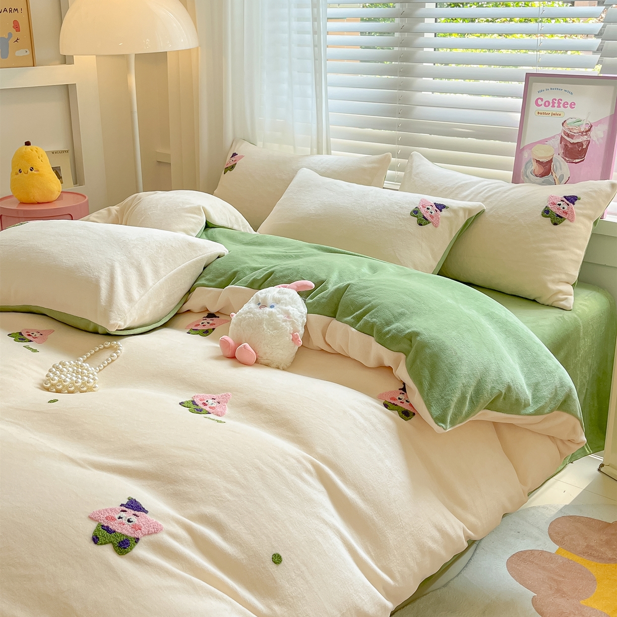 91家纺网 家纺一手货源 找家纺 丽涵家纺 2025秋冬新品210克牛奶绒毛巾绣四件套卡通绣花学生床笠三件套 小胖星-奶白