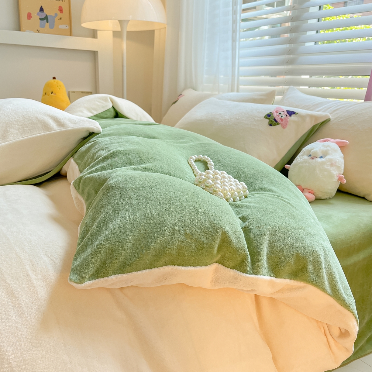 91家纺网 家纺一手货源 找家纺 丽涵家纺 2025秋冬新品210克牛奶绒毛巾绣四件套卡通绣花学生床笠三件套 小胖星-奶白