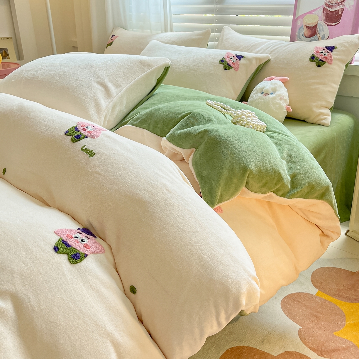 91家纺网 家纺一手货源 找家纺 丽涵家纺 2025秋冬新品210克牛奶绒毛巾绣四件套卡通绣花学生床笠三件套 小胖星-奶白