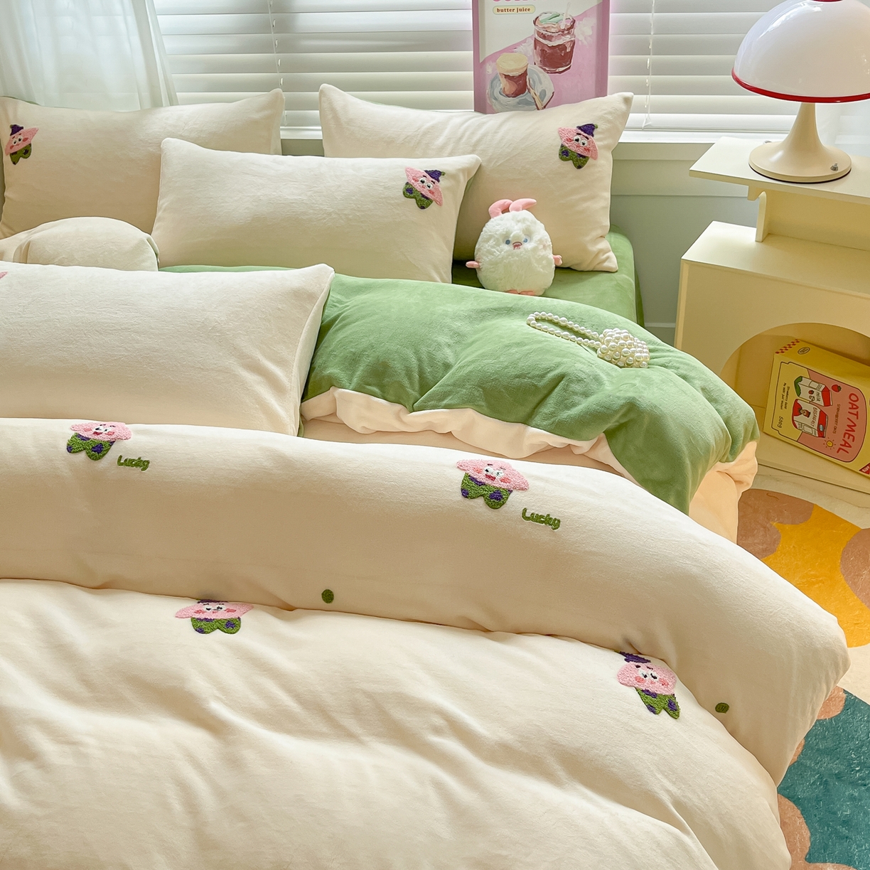 91家纺网 家纺一手货源 找家纺 丽涵家纺 2025秋冬新品210克牛奶绒毛巾绣四件套卡通绣花学生床笠三件套 小胖星-奶白