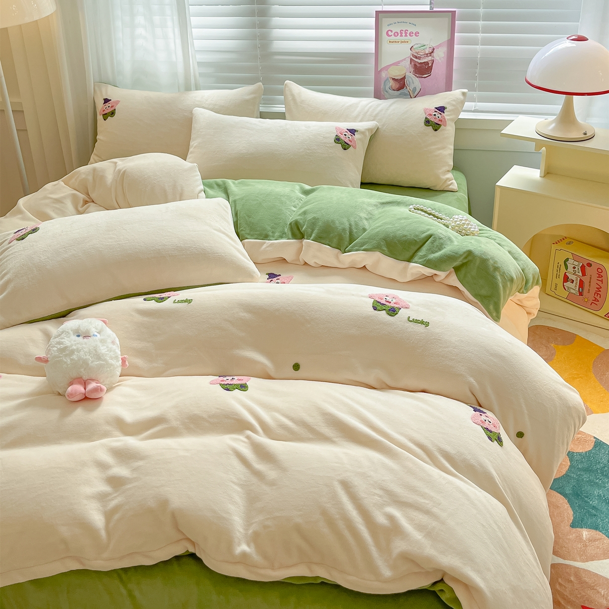 91家纺网 家纺一手货源 找家纺 丽涵家纺 2025秋冬新品210克牛奶绒毛巾绣四件套卡通绣花学生床笠三件套 小胖星-奶白