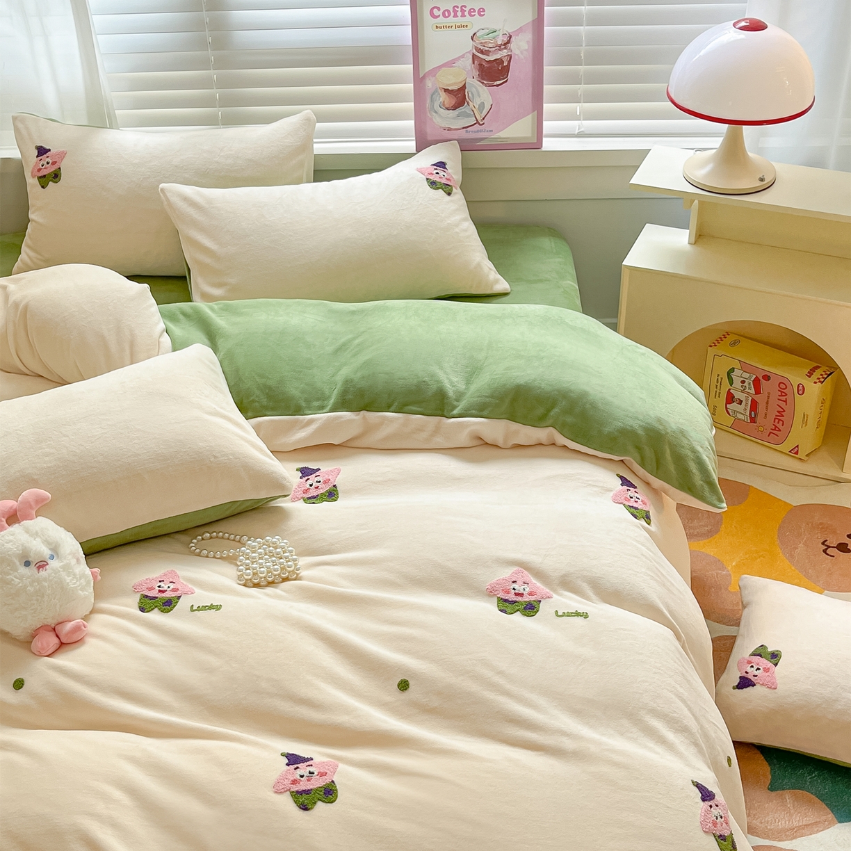 91家纺网 家纺一手货源 找家纺 丽涵家纺 2025秋冬新品210克牛奶绒毛巾绣四件套卡通绣花学生床笠三件套 小胖星-奶白