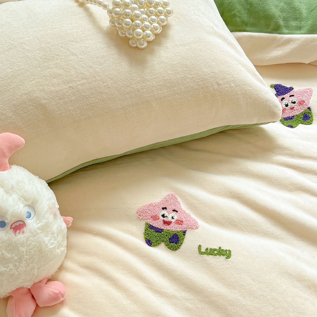 91家纺网 家纺一手货源 找家纺 丽涵家纺 2025秋冬新品210克牛奶绒毛巾绣四件套卡通绣花学生床笠三件套 小胖星-奶白