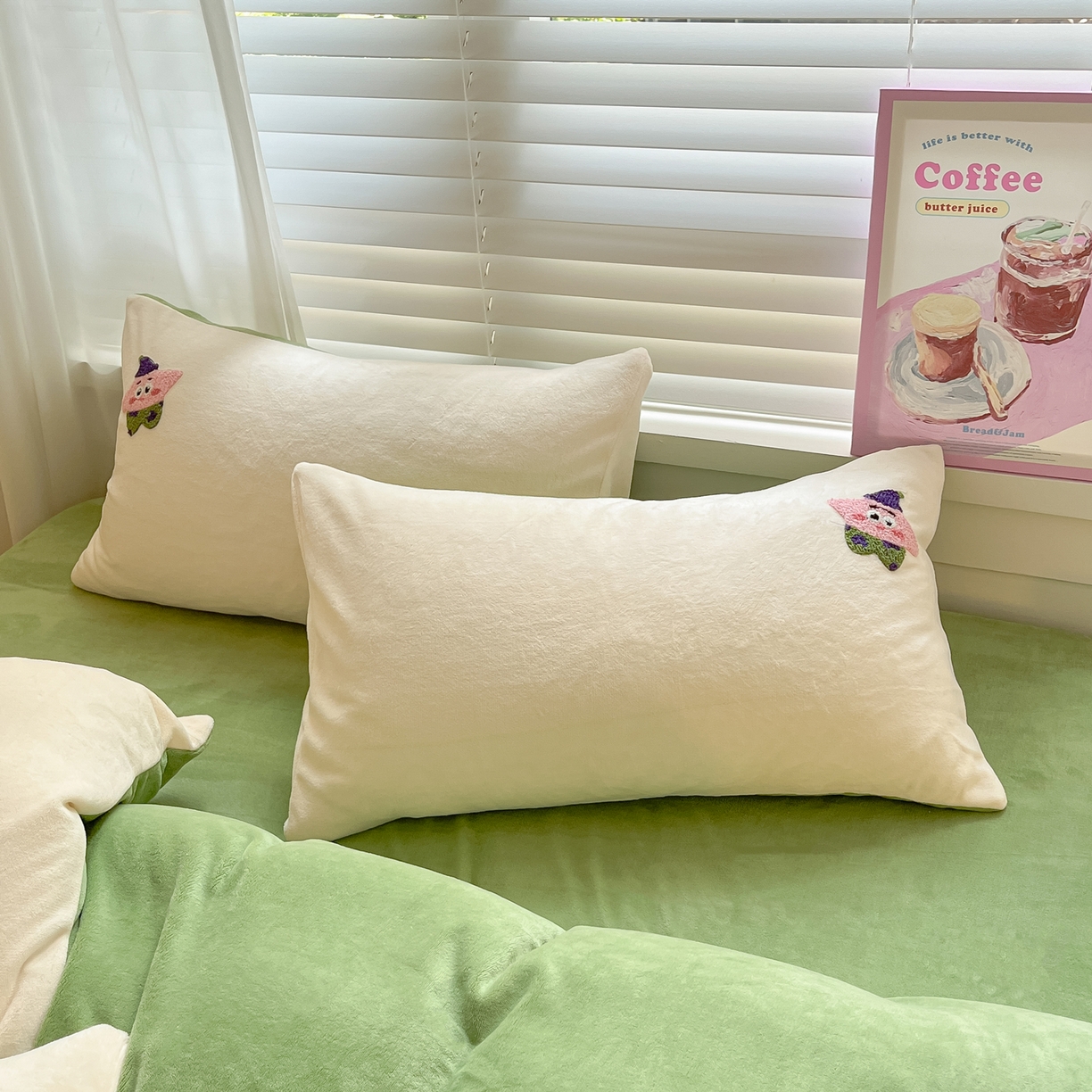 91家纺网 家纺一手货源 找家纺 丽涵家纺 2025秋冬新品210克牛奶绒毛巾绣四件套卡通绣花学生床笠三件套 小胖星-奶白