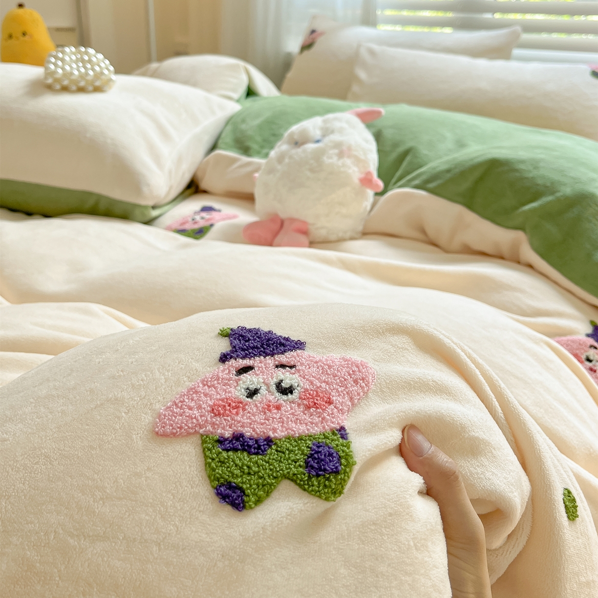 91家纺网 家纺一手货源 找家纺 丽涵家纺 2025秋冬新品210克牛奶绒毛巾绣四件套卡通绣花学生床笠三件套 小胖星-奶白