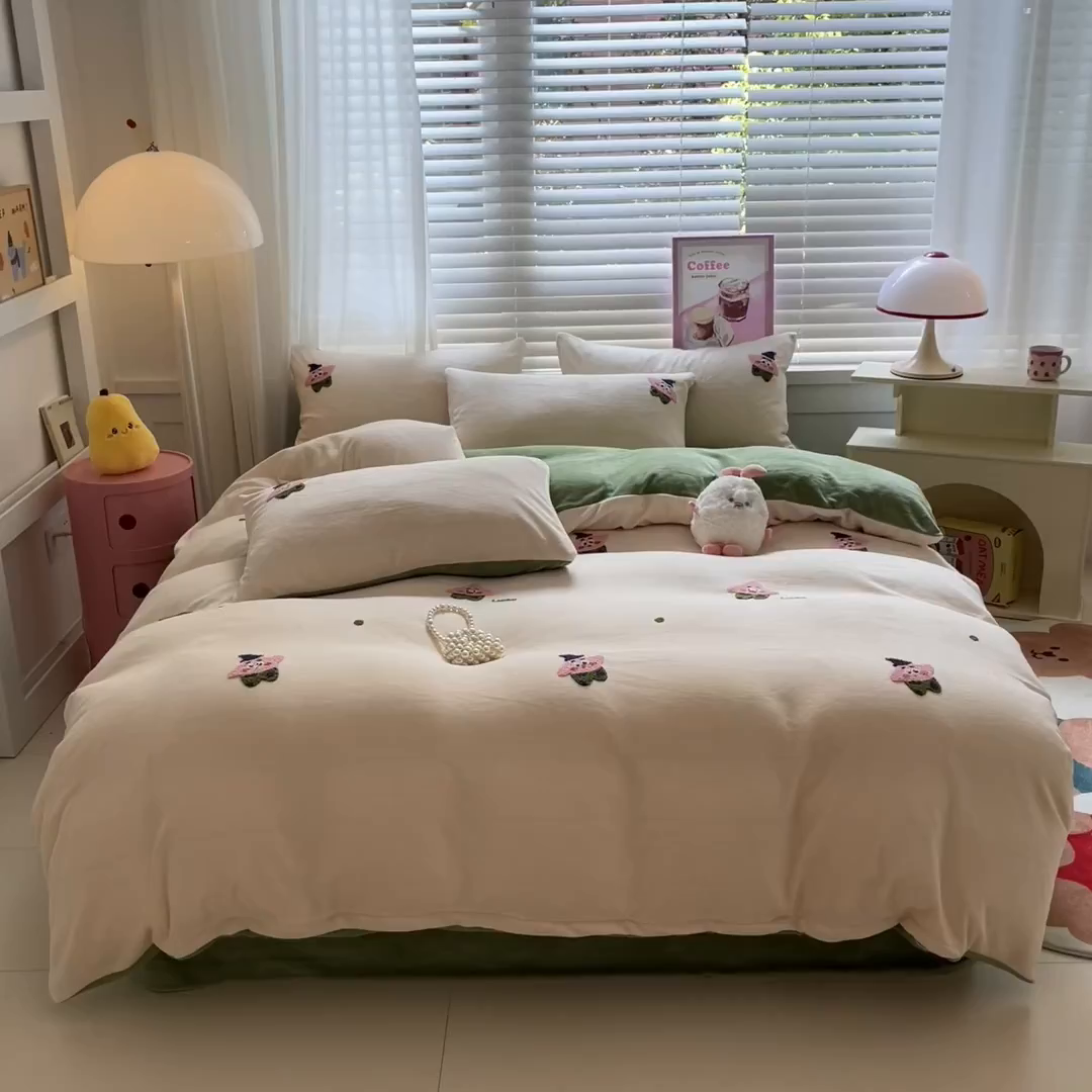 91家纺网 家纺一手货源 找家纺 丽涵家纺 2025秋冬新品210克牛奶绒毛巾绣四件套卡通绣花学生床笠三件套 小胖星-奶白