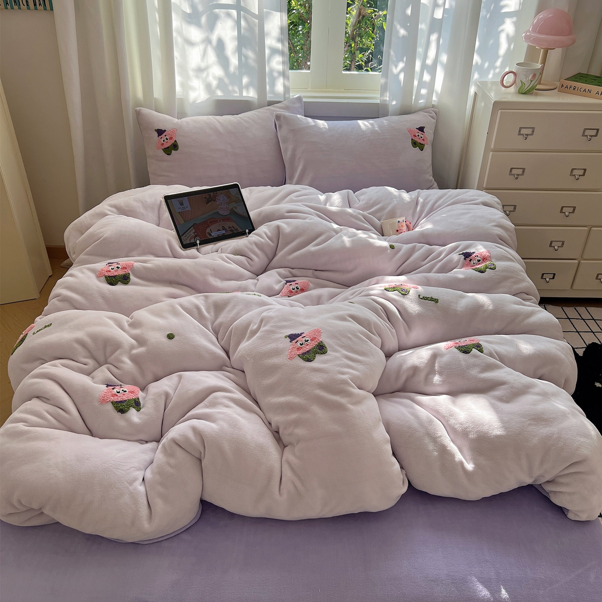91家纺网 家纺一手货源 找家纺 丽涵家纺 2025秋冬新品210克牛奶绒毛巾绣四件套卡通绣花学生床笠三件套 小胖星-奶昔紫
