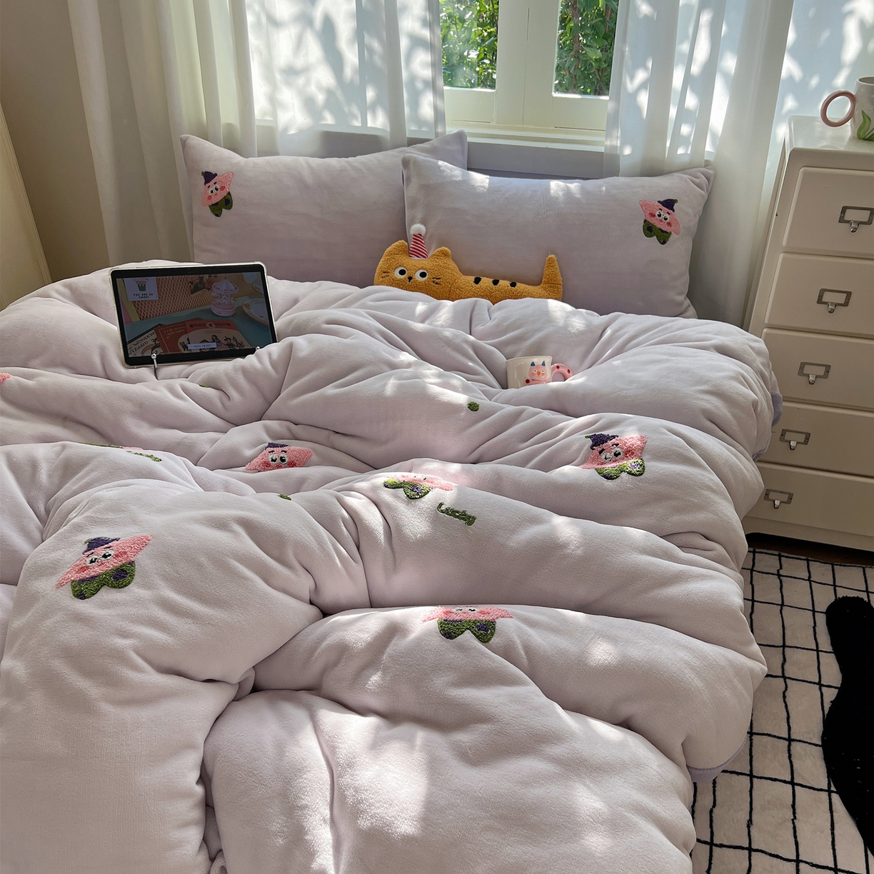 91家纺网 家纺一手货源 找家纺 丽涵家纺 2025秋冬新品210克牛奶绒毛巾绣四件套卡通绣花学生床笠三件套 小胖星-奶昔紫