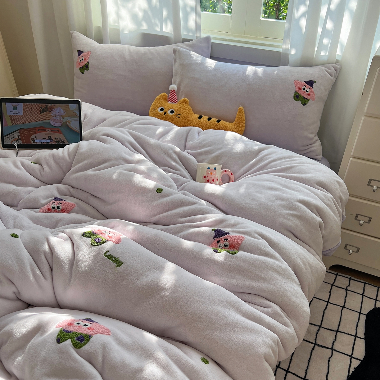 91家纺网 家纺一手货源 找家纺 丽涵家纺 2025秋冬新品210克牛奶绒毛巾绣四件套卡通绣花学生床笠三件套 小胖星-奶昔紫