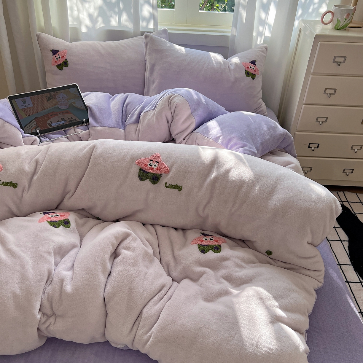 91家纺网 家纺一手货源 找家纺 丽涵家纺 2025秋冬新品210克牛奶绒毛巾绣四件套卡通绣花学生床笠三件套 小胖星-奶昔紫