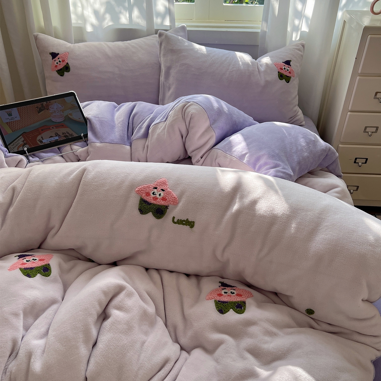 91家纺网 家纺一手货源 找家纺 丽涵家纺 2025秋冬新品210克牛奶绒毛巾绣四件套卡通绣花学生床笠三件套 小胖星-奶昔紫