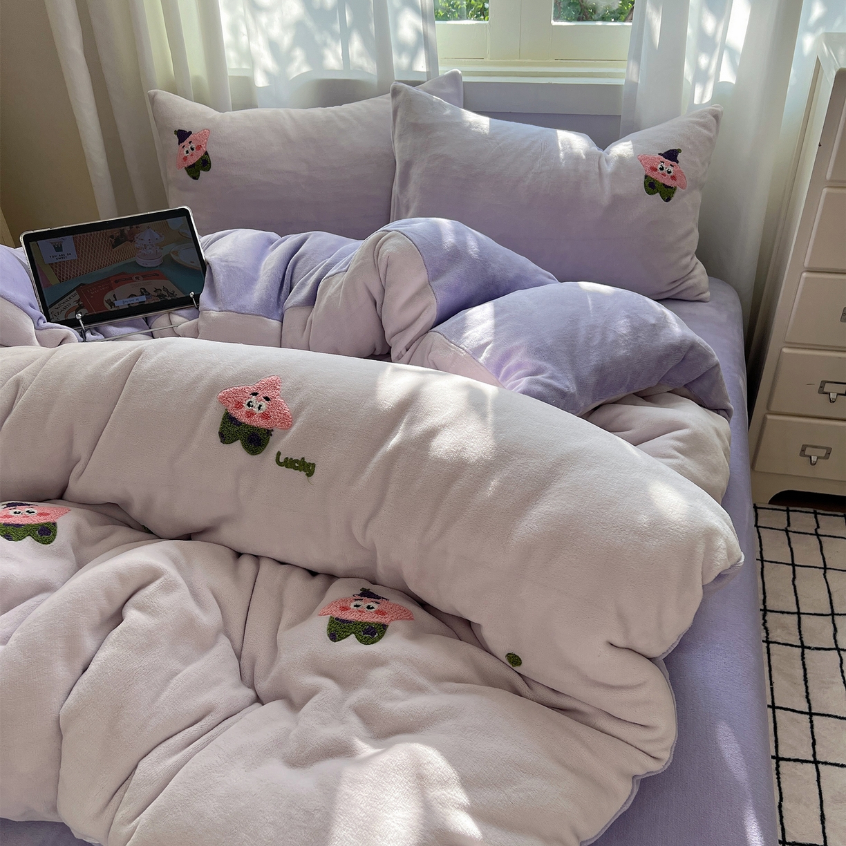 91家纺网 家纺一手货源 找家纺 丽涵家纺 2025秋冬新品210克牛奶绒毛巾绣四件套卡通绣花学生床笠三件套 小胖星-奶昔紫