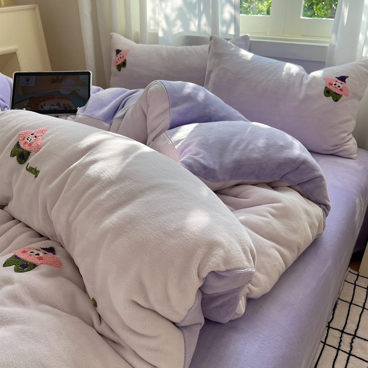 91家纺网 家纺一手货源 找家纺 丽涵家纺 2025秋冬新品210克牛奶绒毛巾绣四件套卡通绣花学生床笠三件套 小胖星-奶昔紫