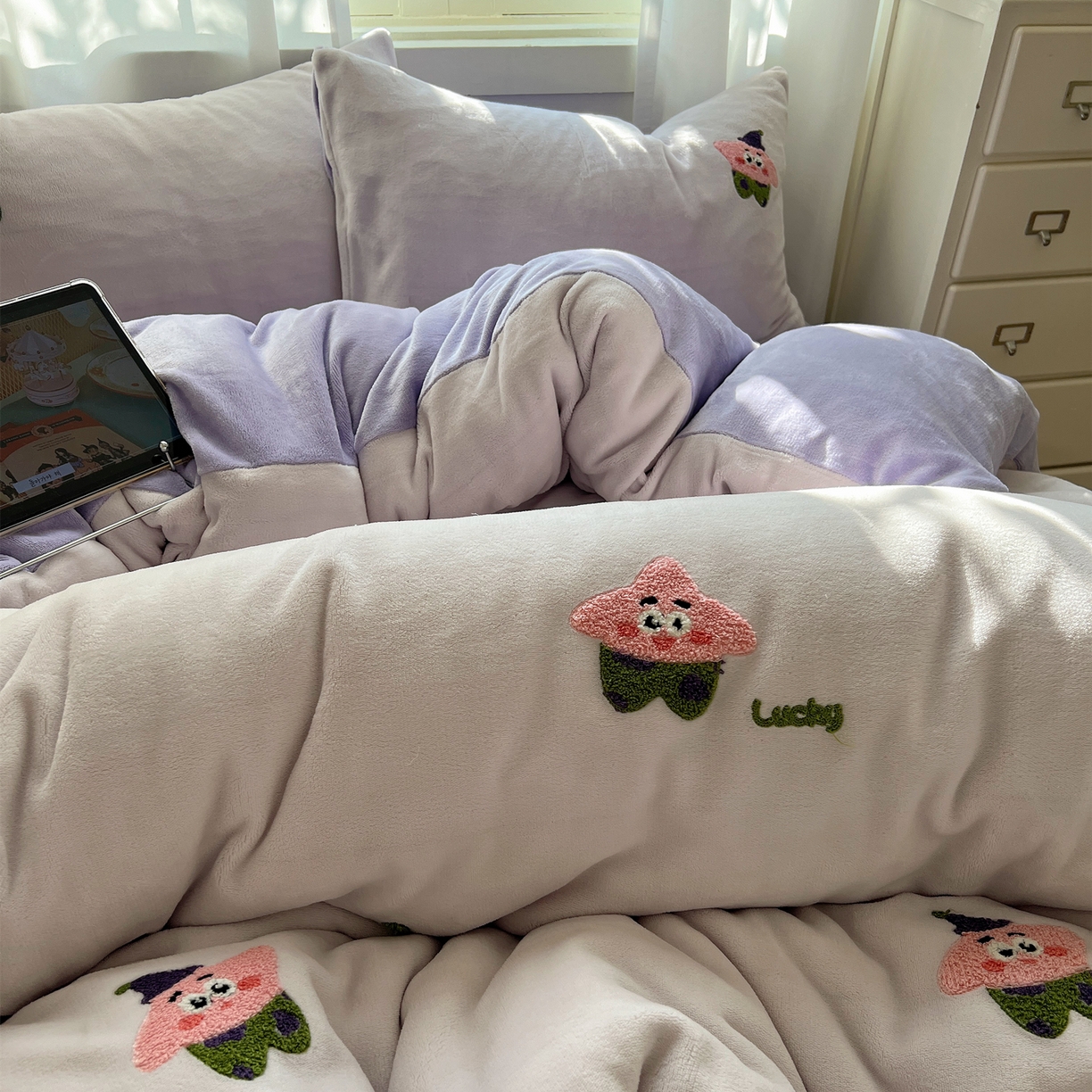 91家纺网 家纺一手货源 找家纺 丽涵家纺 2025秋冬新品210克牛奶绒毛巾绣四件套卡通绣花学生床笠三件套 小胖星-奶昔紫