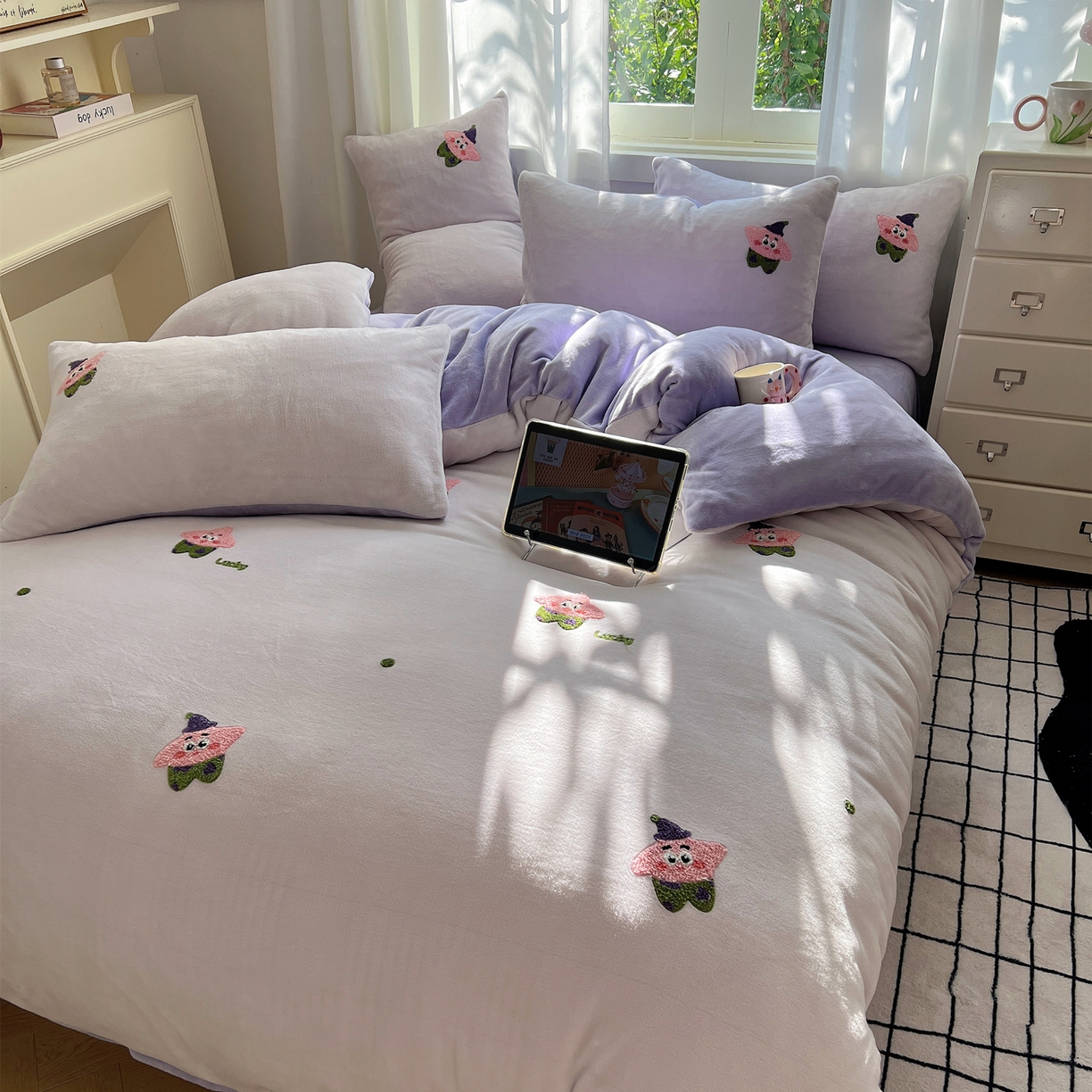 91家纺网 家纺一手货源 找家纺 丽涵家纺 2025秋冬新品210克牛奶绒毛巾绣四件套卡通绣花学生床笠三件套 小胖星-奶昔紫