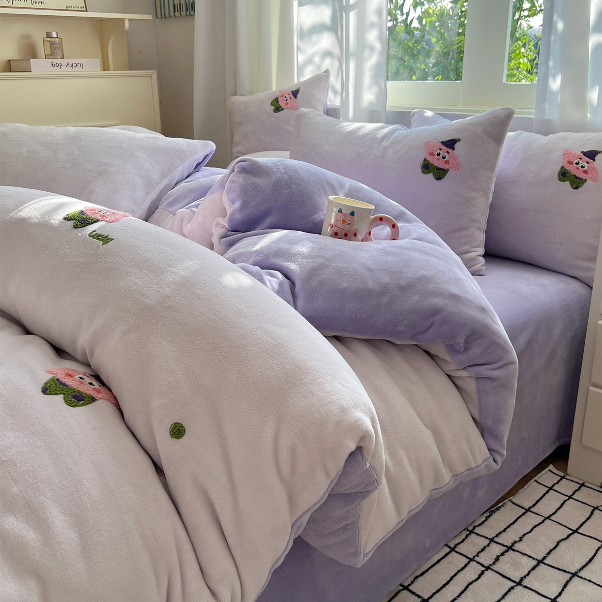 91家纺网 家纺一手货源 找家纺 丽涵家纺 2025秋冬新品210克牛奶绒毛巾绣四件套卡通绣花学生床笠三件套 小胖星-奶昔紫
