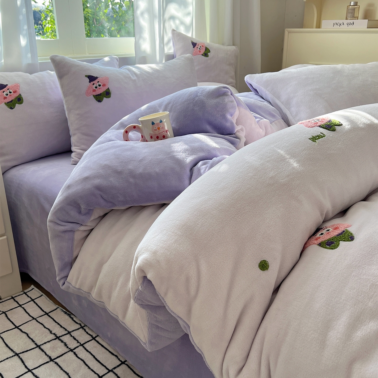 91家纺网 家纺一手货源 找家纺 丽涵家纺 2025秋冬新品210克牛奶绒毛巾绣四件套卡通绣花学生床笠三件套 小胖星-奶昔紫