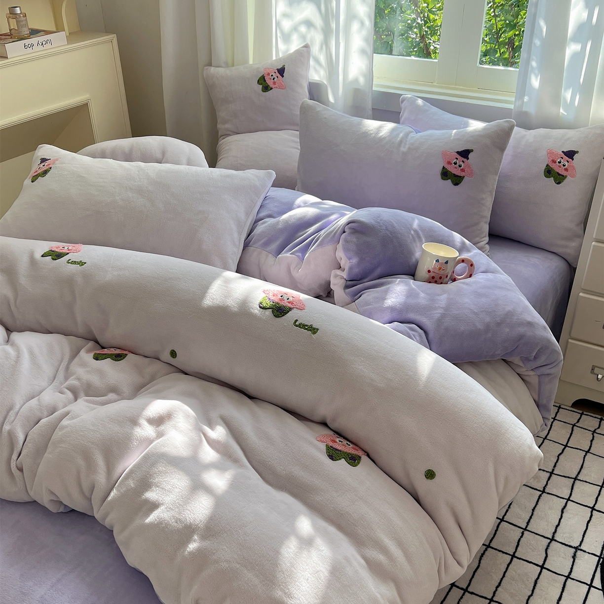 91家纺网 家纺一手货源 找家纺 丽涵家纺 2025秋冬新品210克牛奶绒毛巾绣四件套卡通绣花学生床笠三件套 小胖星-奶昔紫