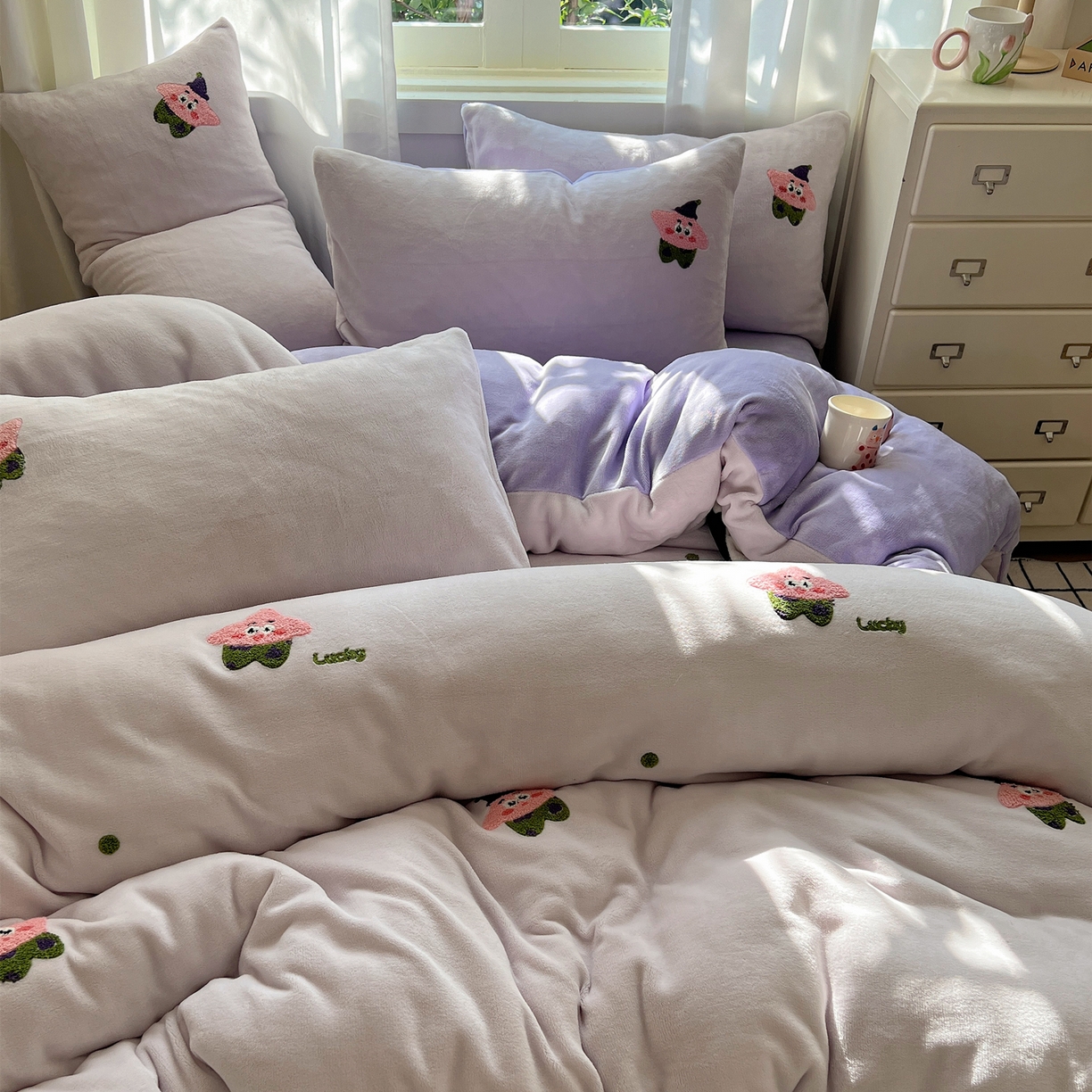 91家纺网 家纺一手货源 找家纺 丽涵家纺 2025秋冬新品210克牛奶绒毛巾绣四件套卡通绣花学生床笠三件套 小胖星-奶昔紫