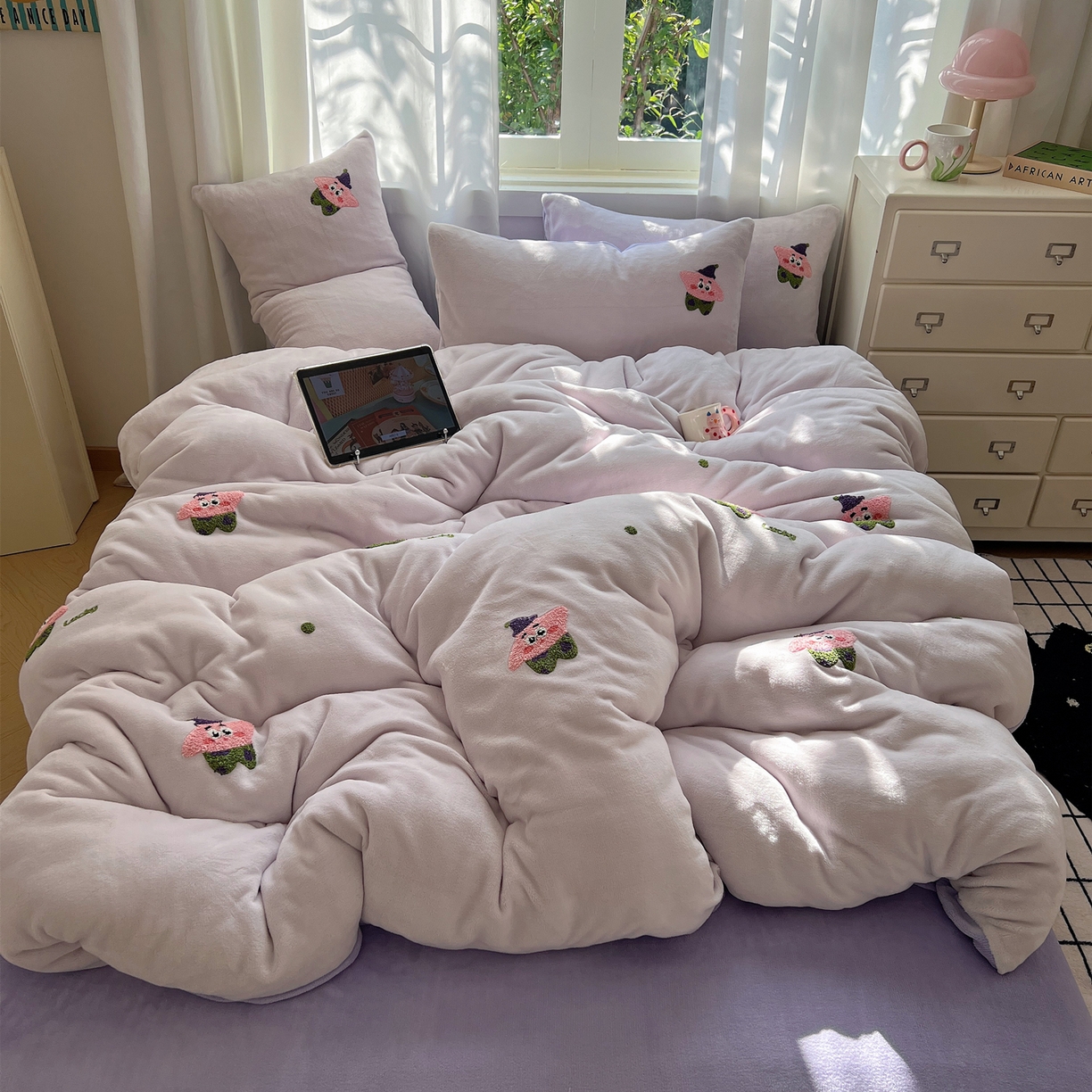 91家纺网 家纺一手货源 找家纺 丽涵家纺 2025秋冬新品210克牛奶绒毛巾绣四件套卡通绣花学生床笠三件套 小胖星-奶昔紫
