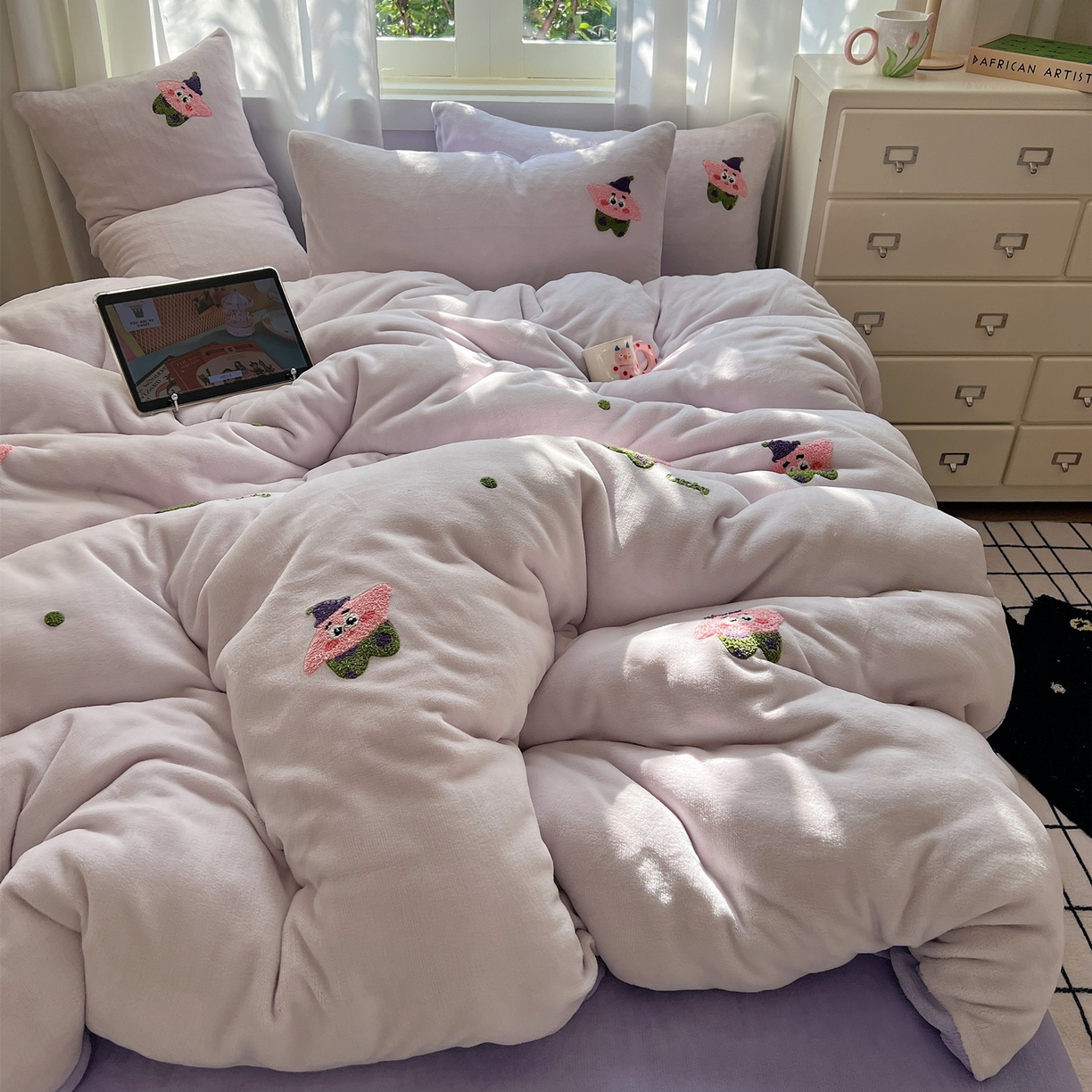 91家纺网 家纺一手货源 找家纺 丽涵家纺 2025秋冬新品210克牛奶绒毛巾绣四件套卡通绣花学生床笠三件套 小胖星-奶昔紫