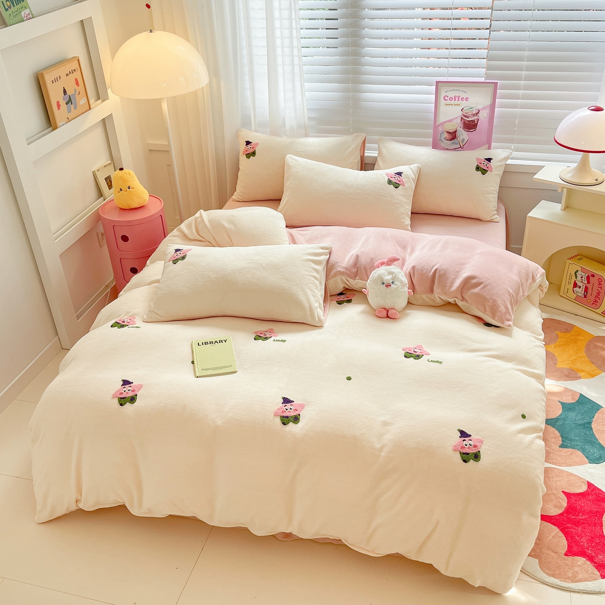 91家纺网 家纺一手货源 找家纺 丽涵家纺 2025秋冬新品210克牛奶绒毛巾绣四件套卡通绣花学生床笠三件套 小胖星-藕粉