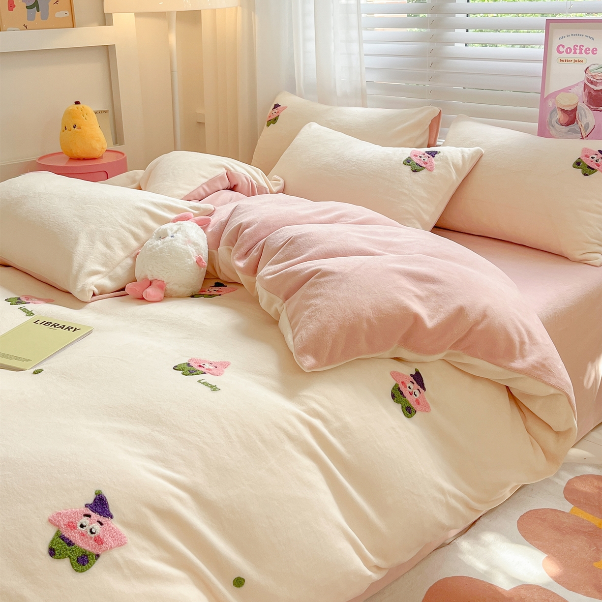 91家纺网 家纺一手货源 找家纺 丽涵家纺 2025秋冬新品210克牛奶绒毛巾绣四件套卡通绣花学生床笠三件套 小胖星-藕粉