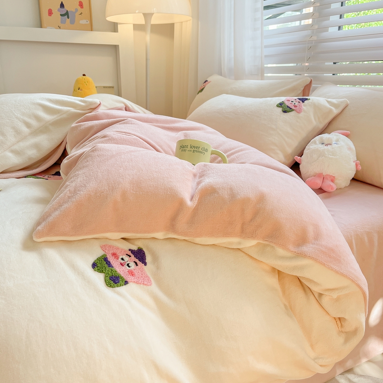 91家纺网 家纺一手货源 找家纺 丽涵家纺 2025秋冬新品210克牛奶绒毛巾绣四件套卡通绣花学生床笠三件套 小胖星-藕粉