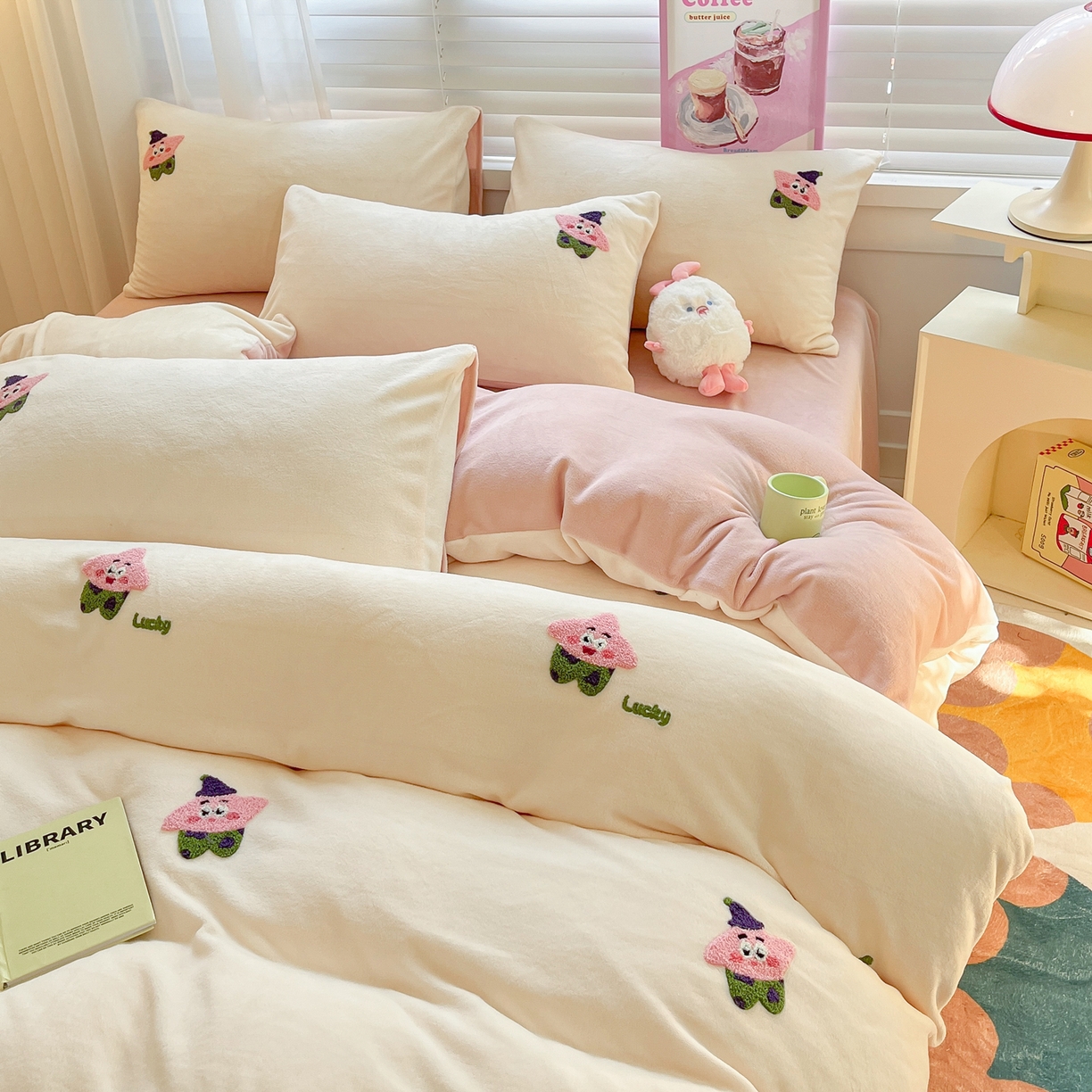 91家纺网 家纺一手货源 找家纺 丽涵家纺 2025秋冬新品210克牛奶绒毛巾绣四件套卡通绣花学生床笠三件套 小胖星-藕粉