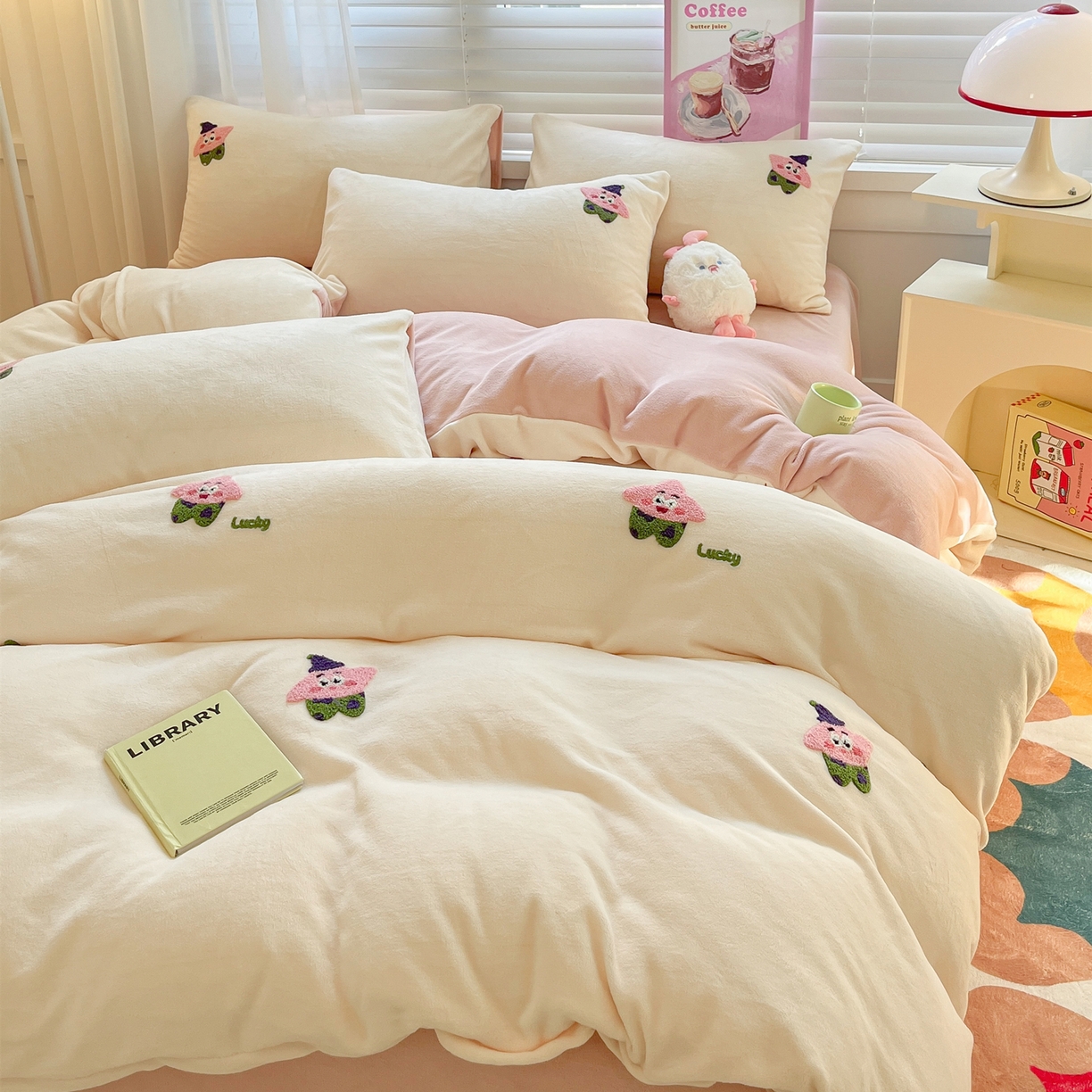 91家纺网 家纺一手货源 找家纺 丽涵家纺 2025秋冬新品210克牛奶绒毛巾绣四件套卡通绣花学生床笠三件套 小胖星-藕粉