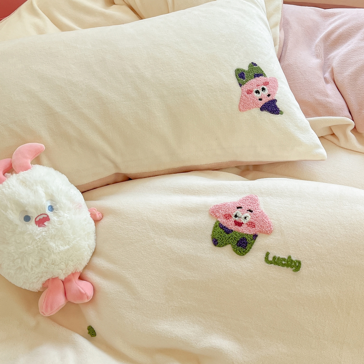 91家纺网 家纺一手货源 找家纺 丽涵家纺 2025秋冬新品210克牛奶绒毛巾绣四件套卡通绣花学生床笠三件套 小胖星-藕粉