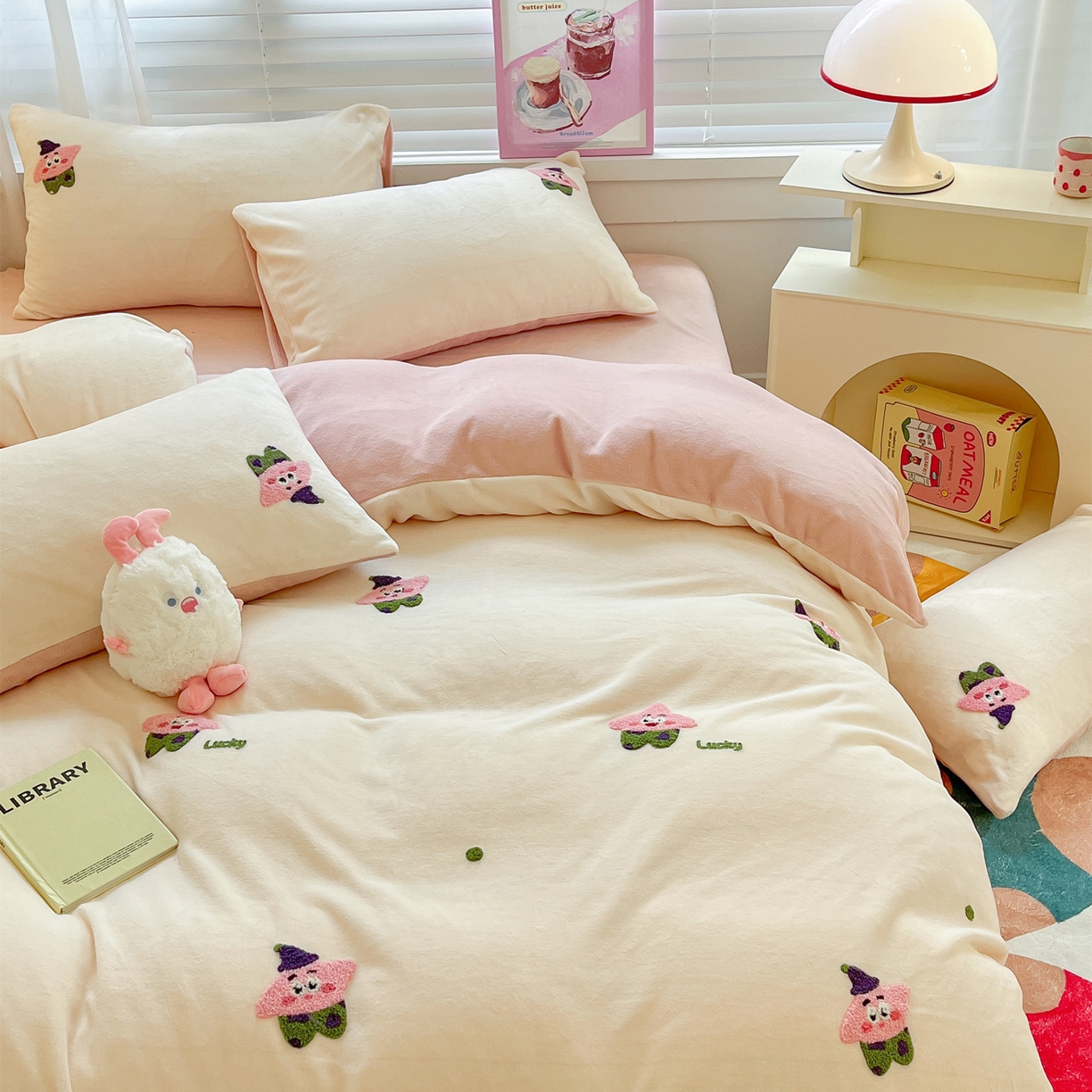 91家纺网 家纺一手货源 找家纺 丽涵家纺 2025秋冬新品210克牛奶绒毛巾绣四件套卡通绣花学生床笠三件套 小胖星-藕粉