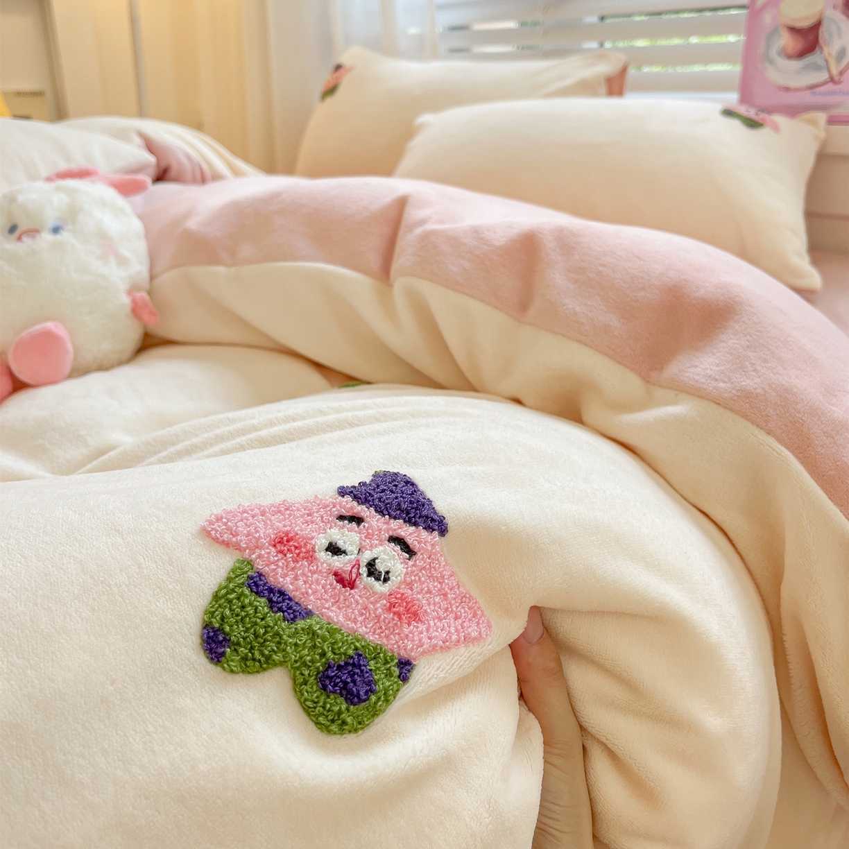 91家纺网 家纺一手货源 找家纺 丽涵家纺 2025秋冬新品210克牛奶绒毛巾绣四件套卡通绣花学生床笠三件套 小胖星-藕粉