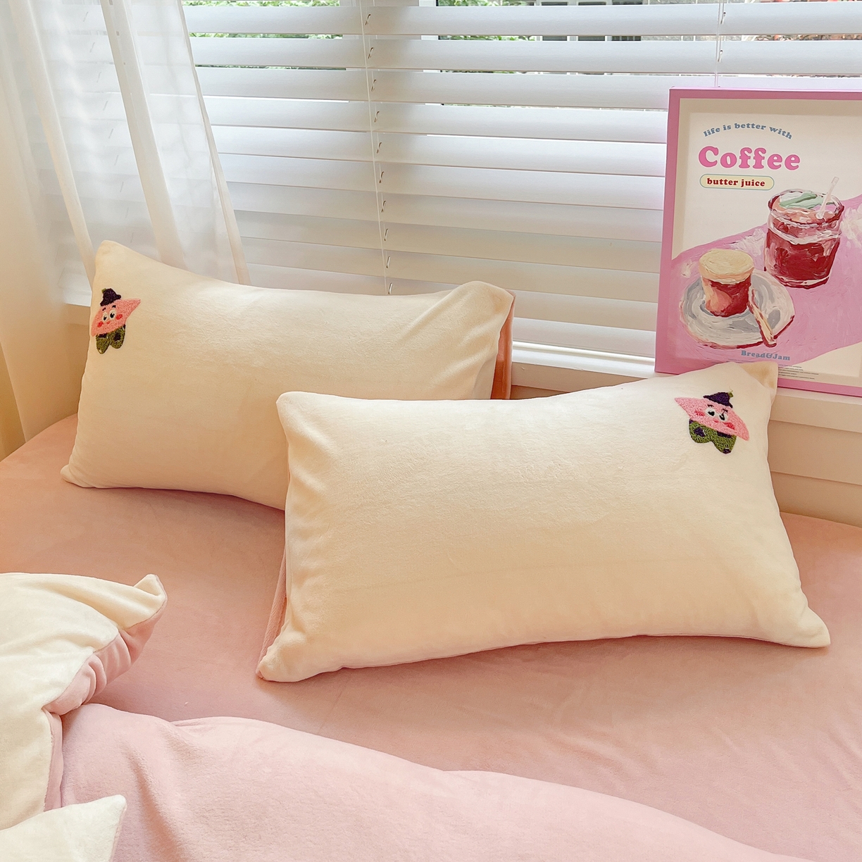 91家纺网 家纺一手货源 找家纺 丽涵家纺 2025秋冬新品210克牛奶绒毛巾绣四件套卡通绣花学生床笠三件套 小胖星-藕粉