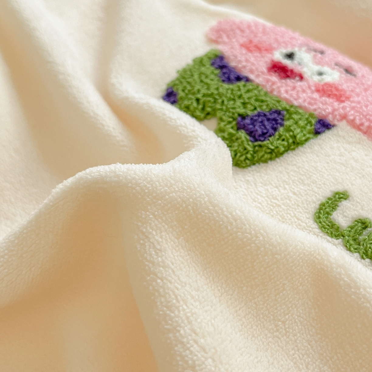 91家纺网 家纺一手货源 找家纺 丽涵家纺 2025秋冬新品210克牛奶绒毛巾绣四件套卡通绣花学生床笠三件套 小胖星-藕粉