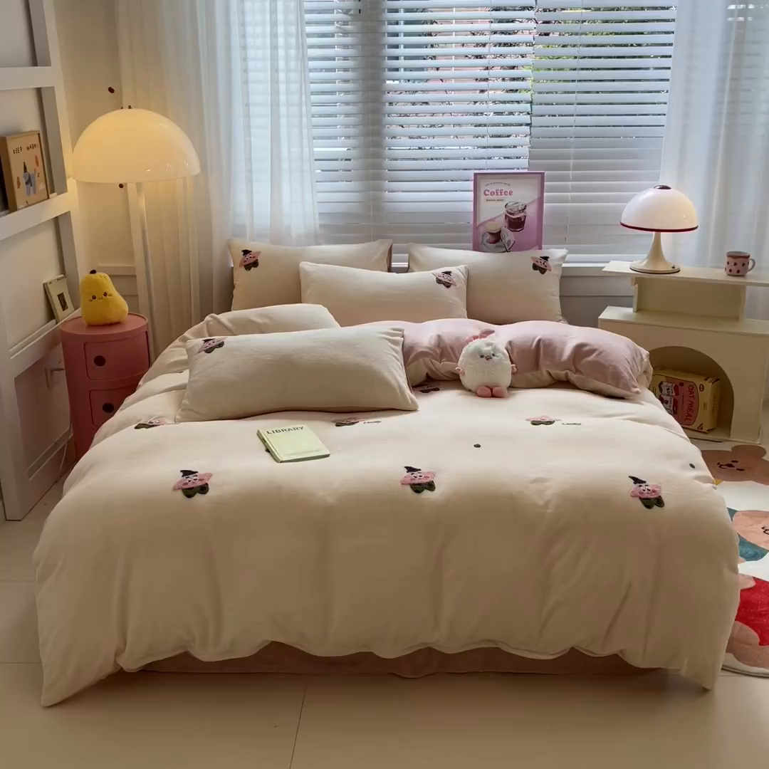 91家纺网 家纺一手货源 找家纺 丽涵家纺 2025秋冬新品210克牛奶绒毛巾绣四件套卡通绣花学生床笠三件套 小胖星-藕粉