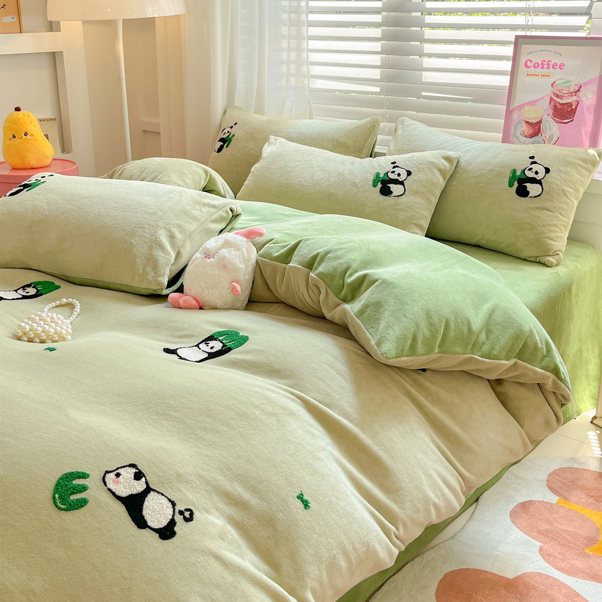 91家纺网 家纺一手货源 找家纺 丽涵家纺 2025秋冬新品210克牛奶绒毛巾绣四件套卡通绣花学生床笠三件套 熊猫家园-巩绿