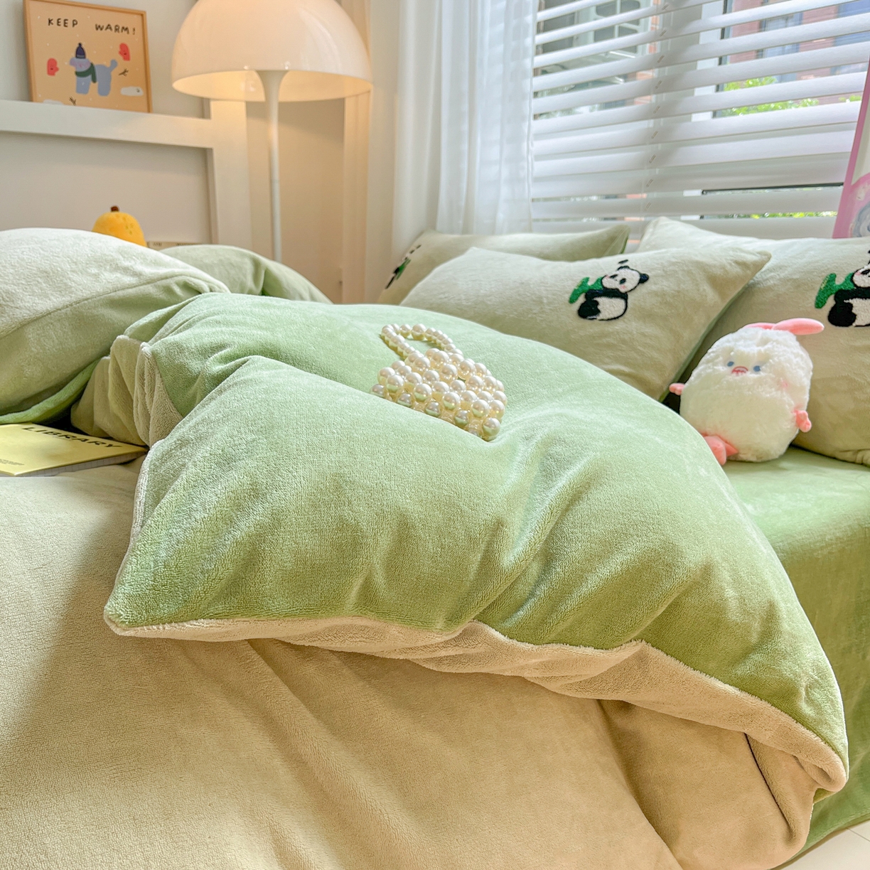 91家纺网 家纺一手货源 找家纺 丽涵家纺 2025秋冬新品210克牛奶绒毛巾绣四件套卡通绣花学生床笠三件套 熊猫家园-巩绿