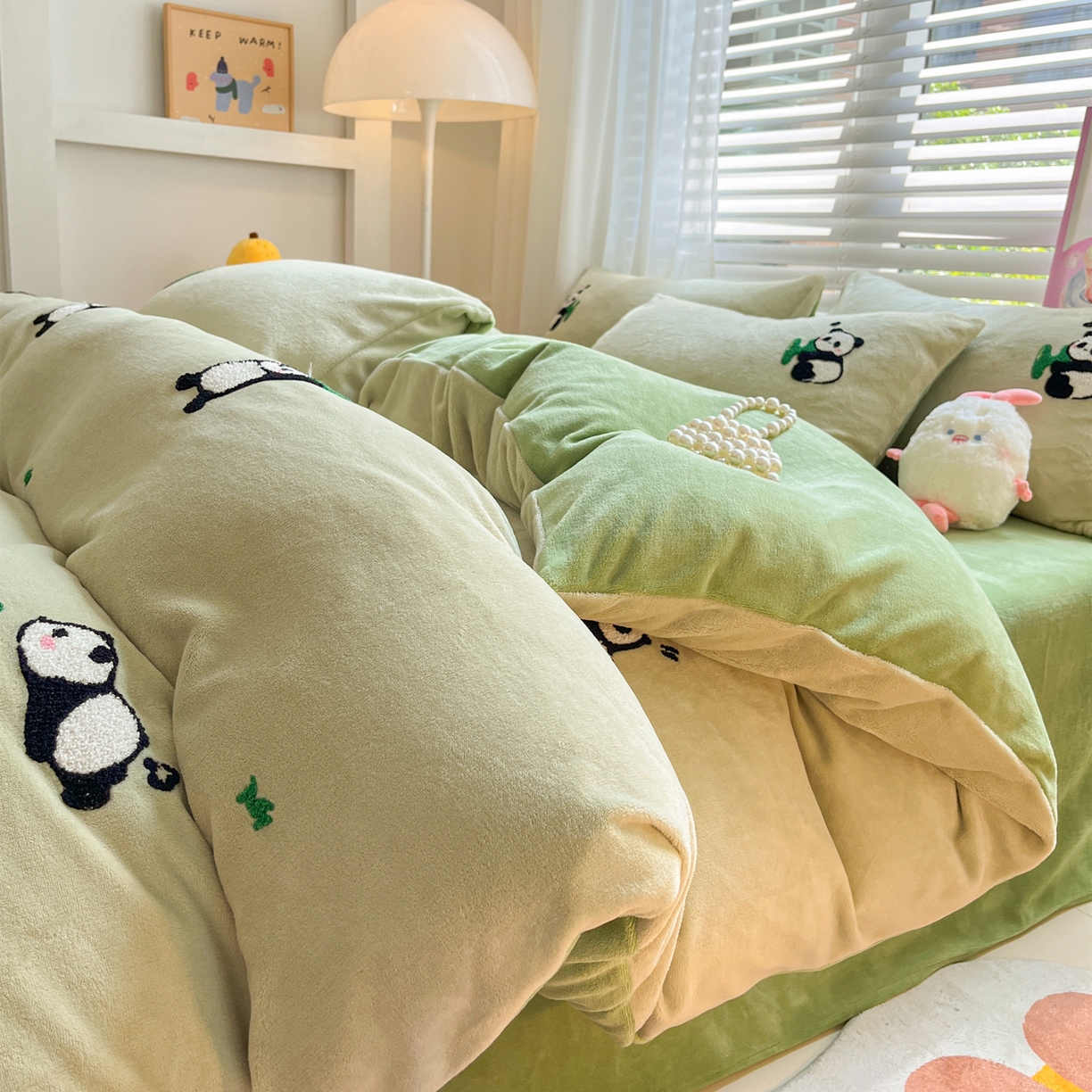 91家纺网 家纺一手货源 找家纺 丽涵家纺 2025秋冬新品210克牛奶绒毛巾绣四件套卡通绣花学生床笠三件套 熊猫家园-巩绿